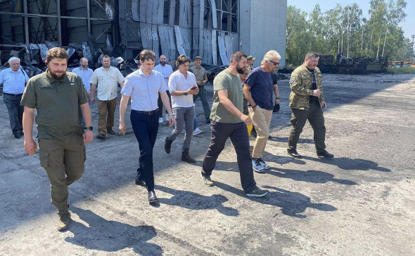 Миллиардер Брэнсон, посетивший Гостомель, обсуждал возможность восстановления крупнейшего в мире самолета "Мрія" – Зеленский