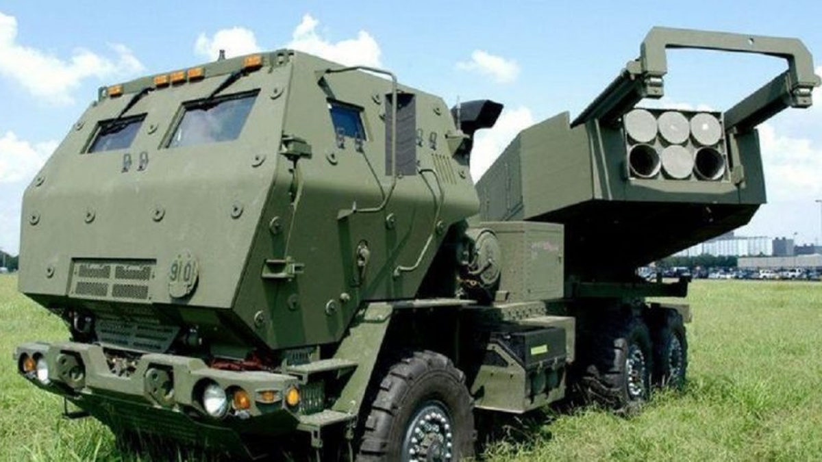 Военные показали, как происходит процесс перезарядки РСЗО HIMARS в полевых условиях (Видео)