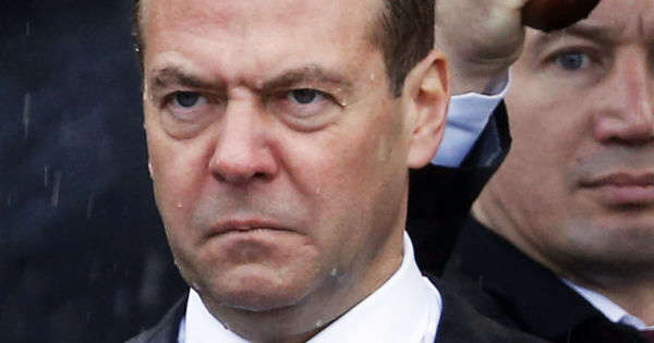 Одной ногой в дурдоме: к марионетке Путина – Медведеву – приставили психиатра