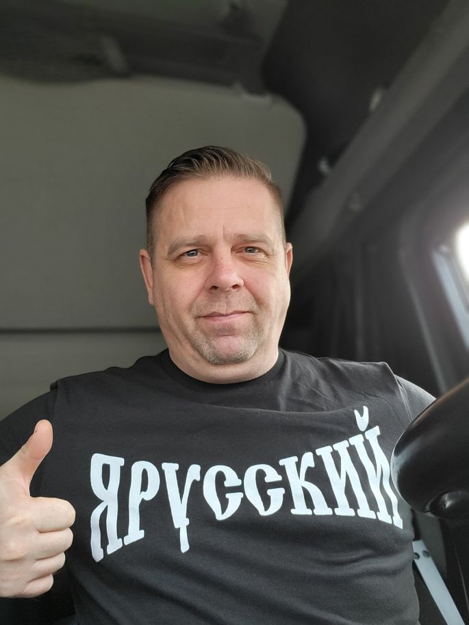 А. Бабченко - Дальнобойщик, который всем рассказал, что едет в Эстонию за дронами для армии РФ, сейчас сидит в тюрьме Таллинна в майке "Я русский". Ценю в людях ум