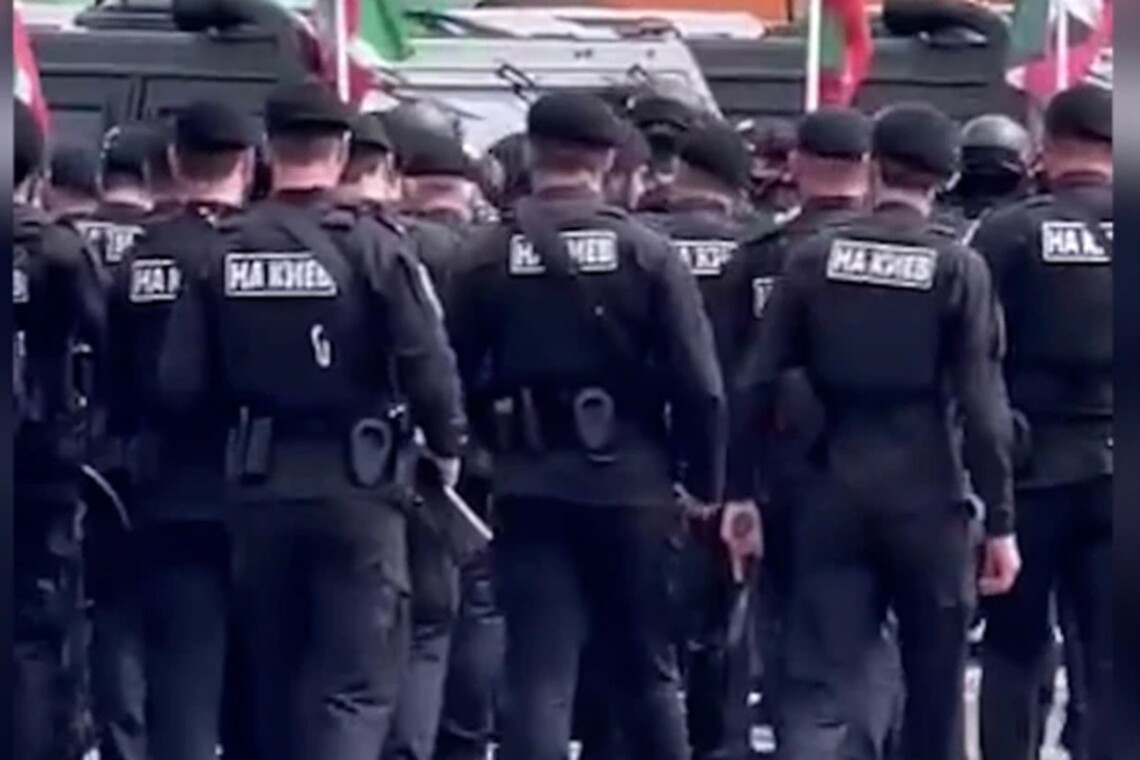 Кадыровских силовиков одели в форму с шевронами "На Киев". Видео
