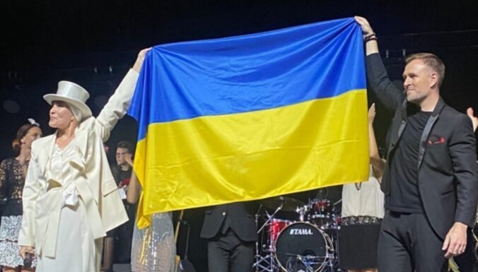 А как же иначе: Вайкуле подняла на своем концерте в Литве флаг Украины