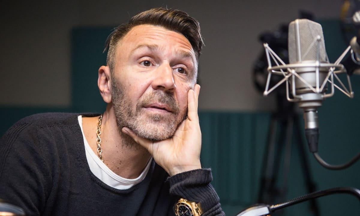 СМИ рассказали, как мастерски Шнуров переобувается на лету (Видео)