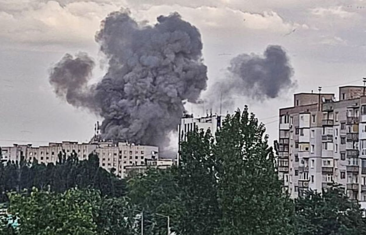 СМИ: В оккупированной Новой Каховке прогремели мощные взрывы (Видео)