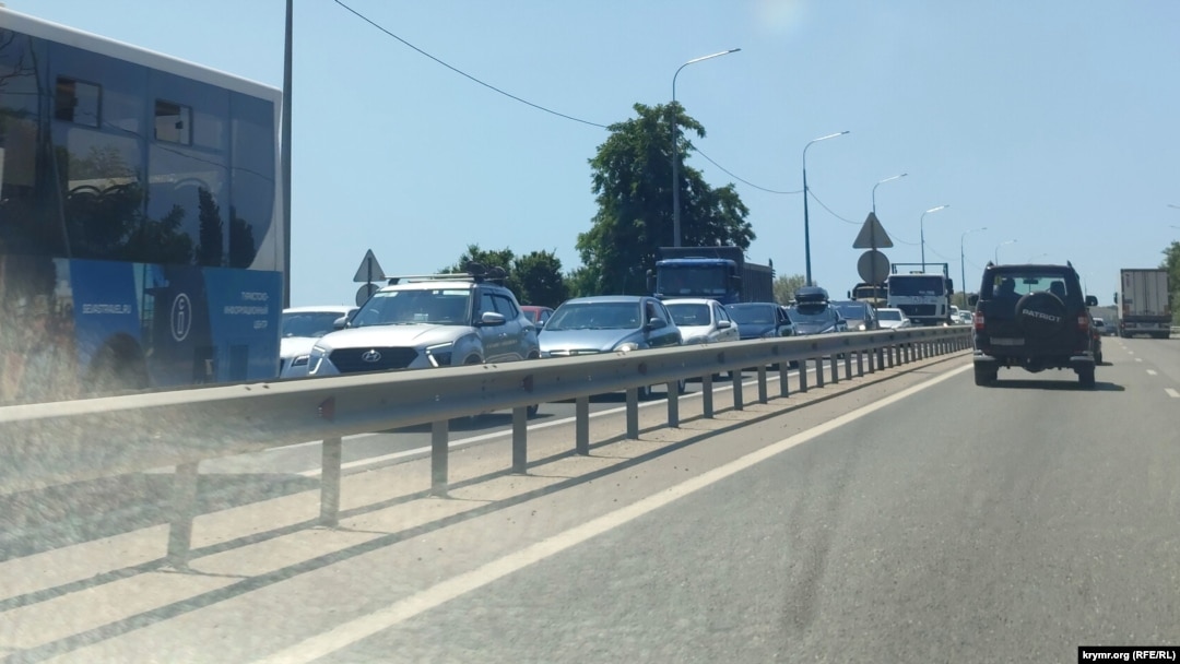 На выезде из оккупированного Севастополя образовалась длинная пробка после утреннего "хлопка" (видео)