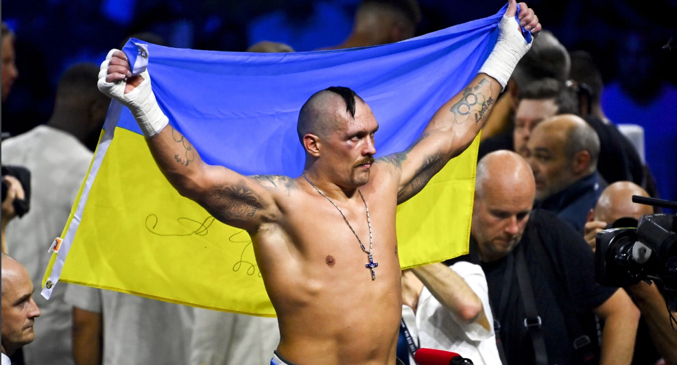 "Ми не здаємося!" Усик після перемоги над Джошуа записав звернення до бійців ЗСУ. ВІДЕО