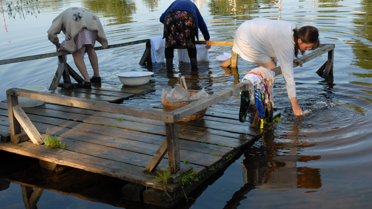 Пришла цивилизация: россияне похвастались "полоскалками" для стирки в реке. Видео