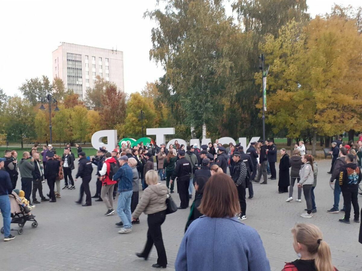 ✔️В России начались митинги против мобилизации. Протестующих по традиции разгоняет ОМОН (Видео)