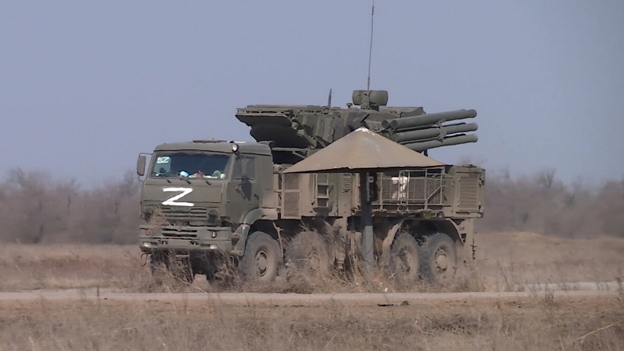 Ракета из «Панцирь-С1» пошла по «непредсказуемой траектории» и попала в россиянина, снимавшего пуск (Видео)