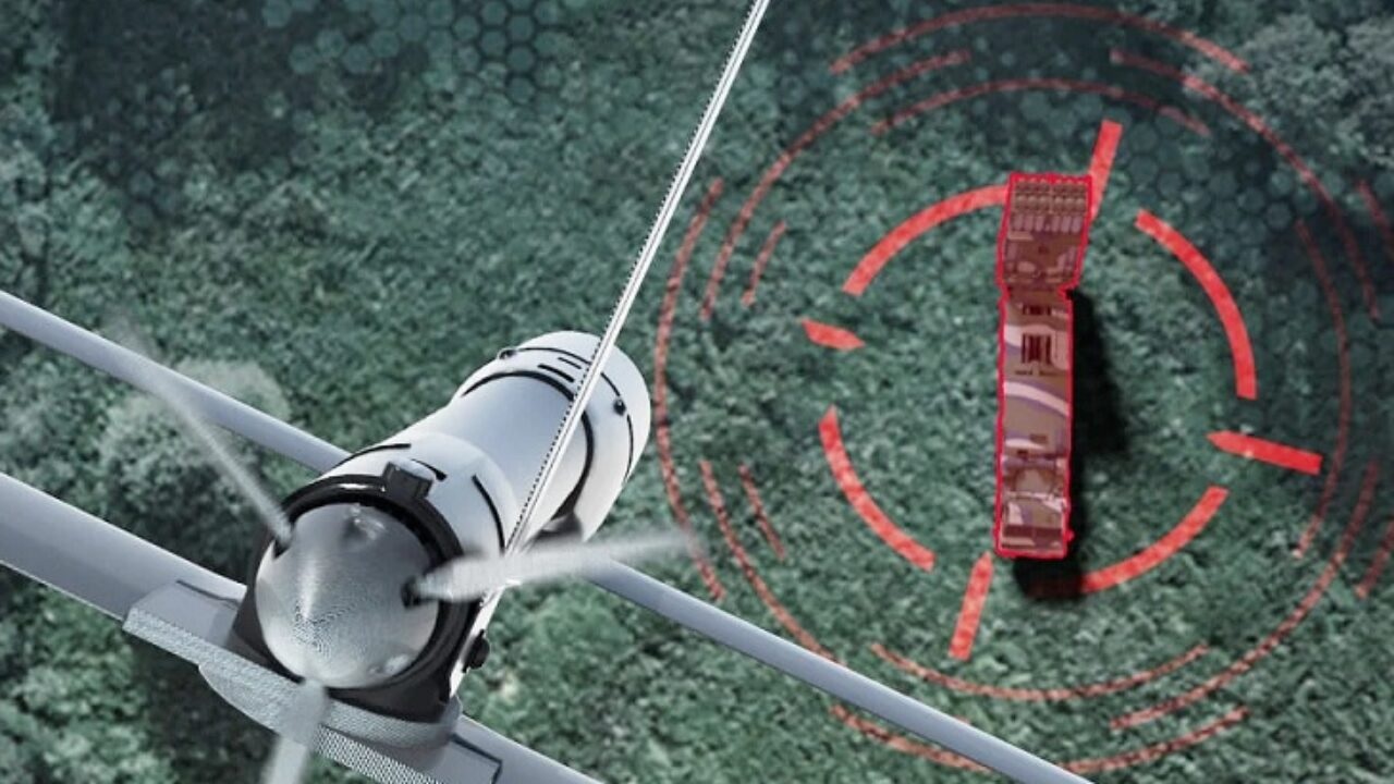 Солдаты ВСУ показали видео работы украинских дронов-камикадзе по позициям врага