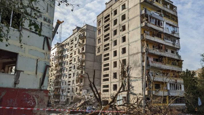Удары оккупантов по жилым домам Запорожья. 17 погибших и десятки пострадавших
