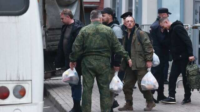 Вместо касок и бронежилетов? В России мобилизованным на войну против Украины якутам выдали шоколадки и прокладки. Видео