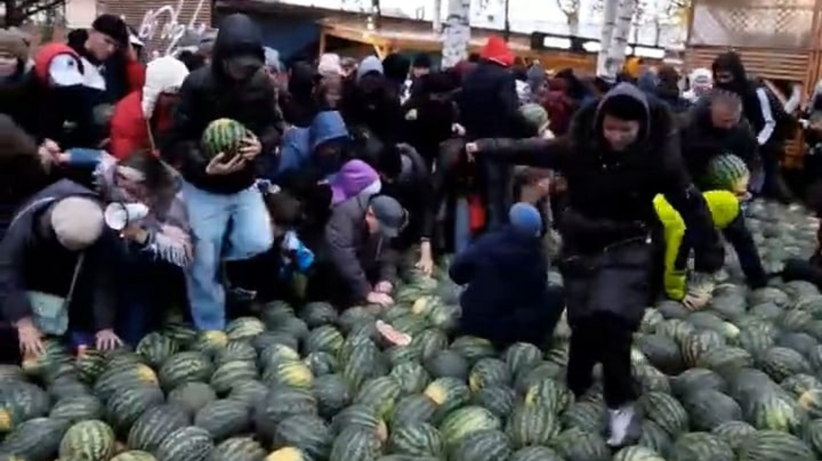 В РФ дикари устроили давку с разборками из-за арбузов: не могли поделить "подарок" власти. Видео