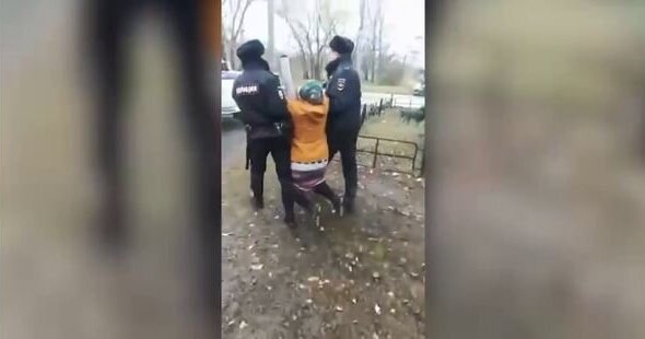 В Омске пятеро силовиков набросились на пенсионерку, вышедшую с антивоенным плакатом. Видео