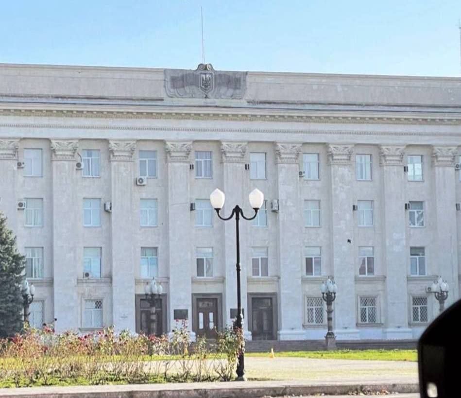 Со здания Херсонской ОГА пропал флаг РФ
