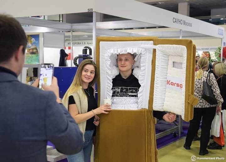 Конкурсы, танцы и фото с парнем в гробу: В Москве проходит выставка похоронного сервиса