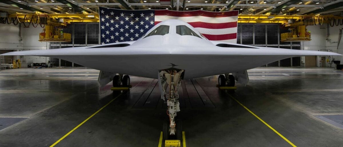 США презентовали новый стратегический бомбардировщик-невидимку B-21 Raider: может скрываться от самых современных ПВО. Видео