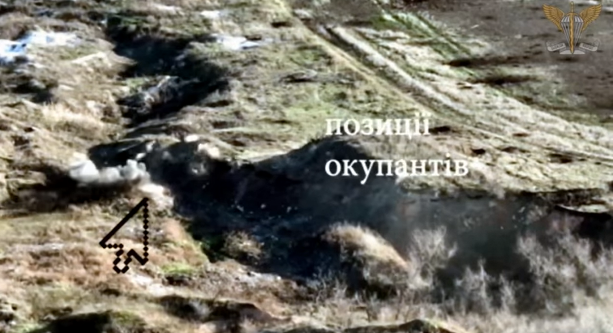 Украинские десантники показали штурм российских позиций под Бахмутом (видео)