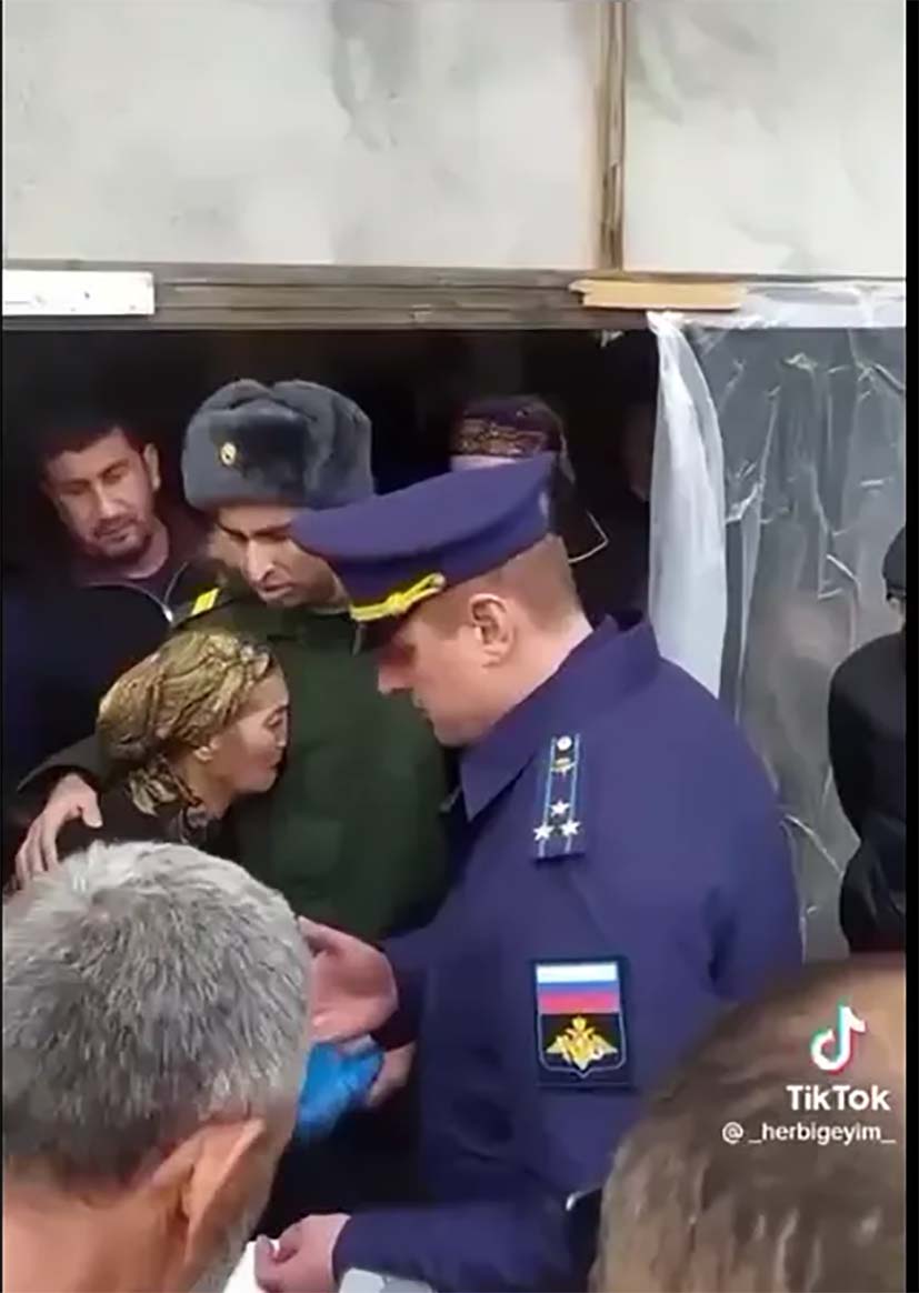 "Вы достойного сына воспитали, поздравляю": российский чиновник "поздравил" разбитую горем семью с гибелью очередного "мобика". Видео