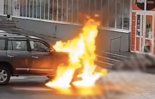 В оккупированном Донецке подожгли авто с "Z": "файер-шоу" попало на видео
