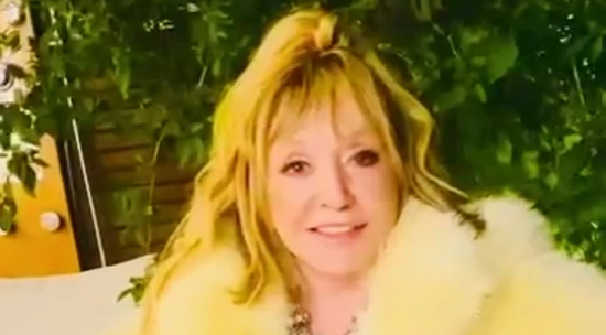 Пугачева, которая покинула РФ, в желто-синем наряде заявила, что чувствует себя теперь счастливой и свободной. Видео