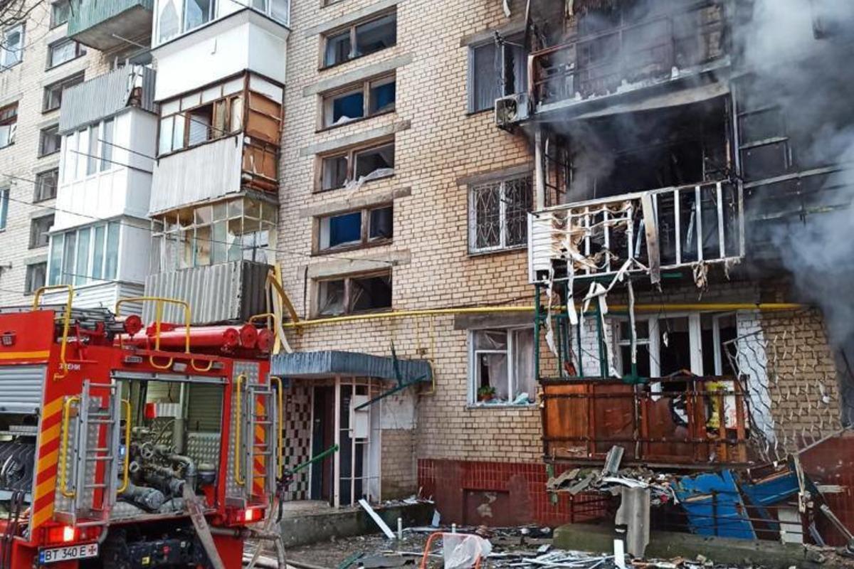 В ОП сообщили о циничном ударе РФ по Херсону: "прилет" в помещения, где работают представители Красного Креста, детский центр и общежитие