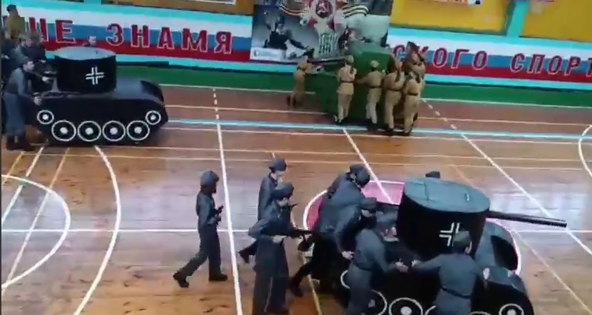 Бои на картонных танках - Новый, патриотический вид спорта на России (Видео)