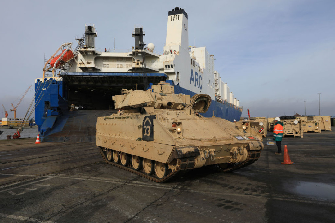 "... груз, включающий более 60 "Брэдли" отправился в Украину”