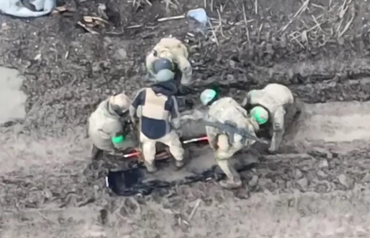 По колено в грязи: украинские военные показали редкие кадры эвакуации раненых в Бахмуте