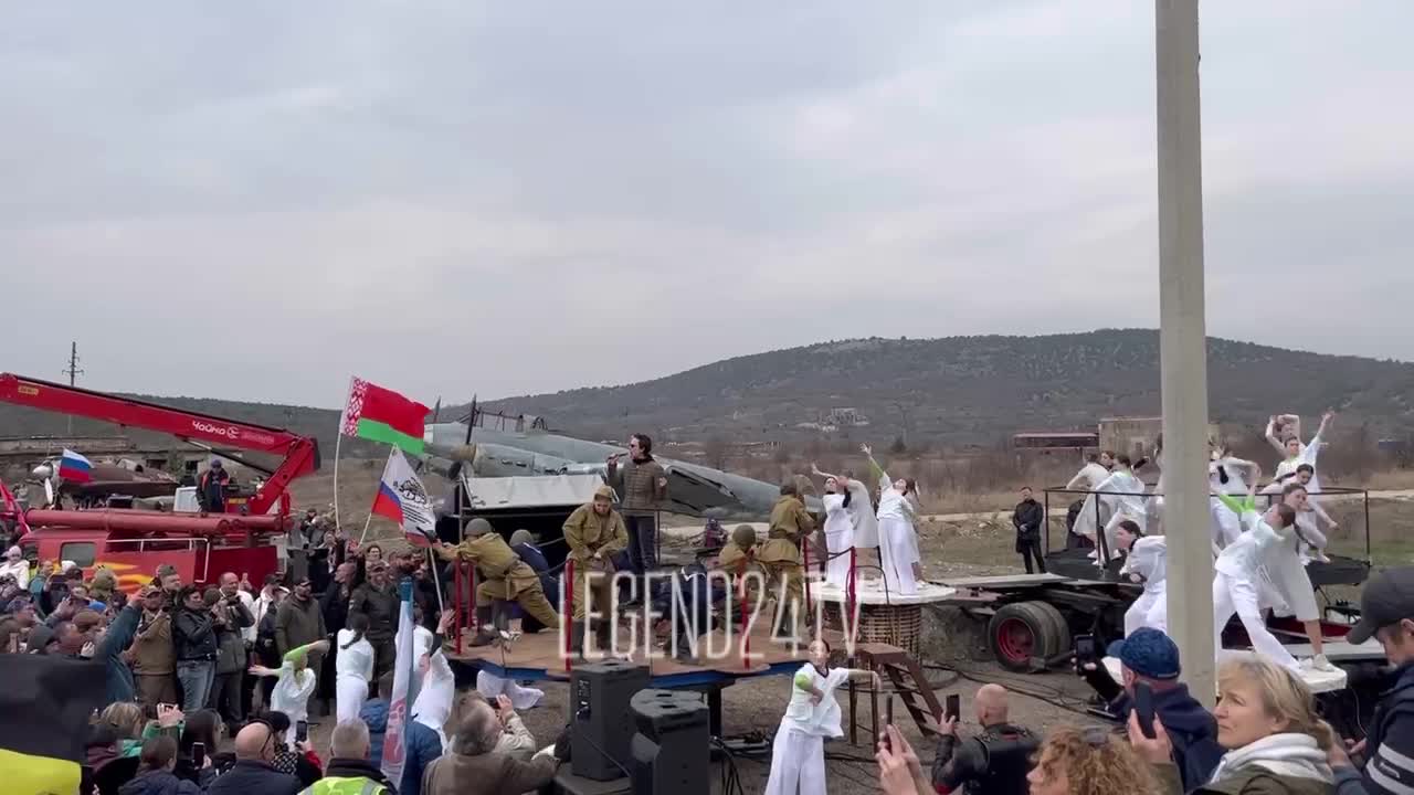 Чичерина с ряжеными солдатами устроила в Крыму пляски на карусели: видео
