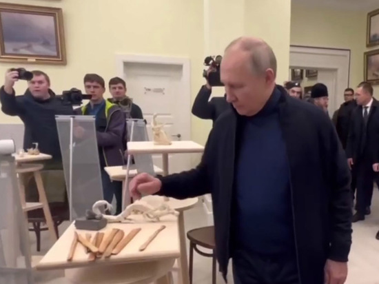 Визит Путина в Мариуполь – это жалкий ответ на решение МУС об ордере на арест. По роже ублюдка видно, как ему страшно