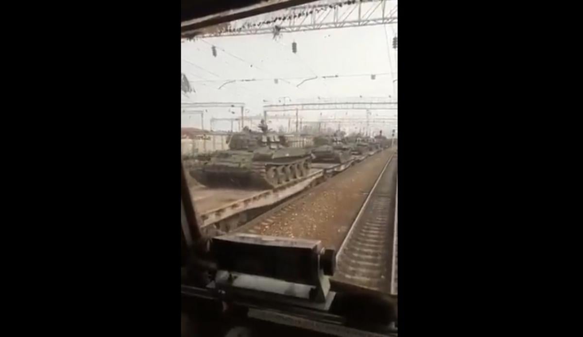 В сети показали эшелон российских танков Т-62М после "модернизации" (видео)