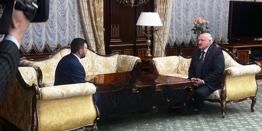 "На фронте как у нас там дела?" Лукашенко встретился в Минске с главарем боевиков "ДНР" Пушилиным и предложил "восстановить" жизнь в Донецке