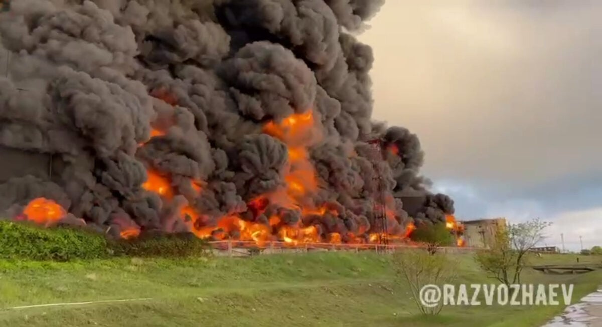 ⚡Красиво жечь не запретишь - В Севастополе загорелась нефтебаза, говорят об атаке беспилотников