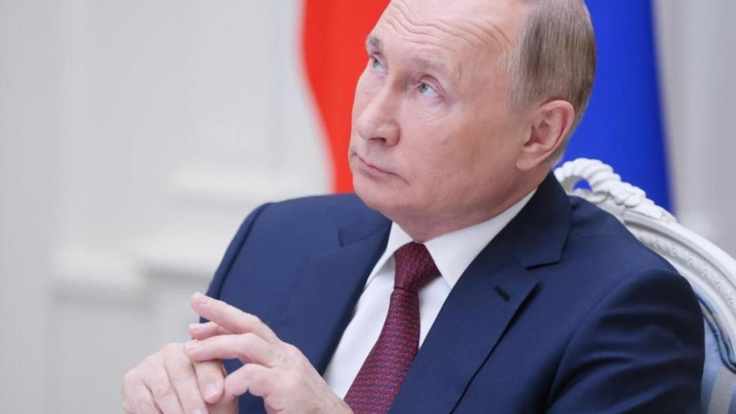 На завтрашний парад в Москве к народу РФ выйдет "президент-смельчак и герой", но не лично