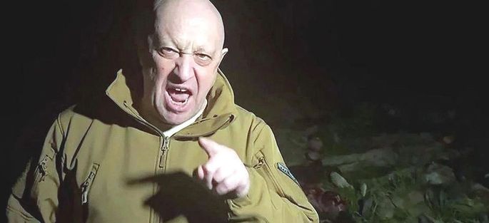 Пригожин пояснил, что "дедушкой" и "мудаком" он назвал не Путина. Кремль воспринимает его заявления как "серьезную угрозу"