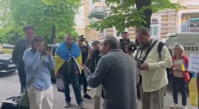 Активисты облили кетчупом писателя Виктора Шендеровича в Вильнюсе (фото, видео)