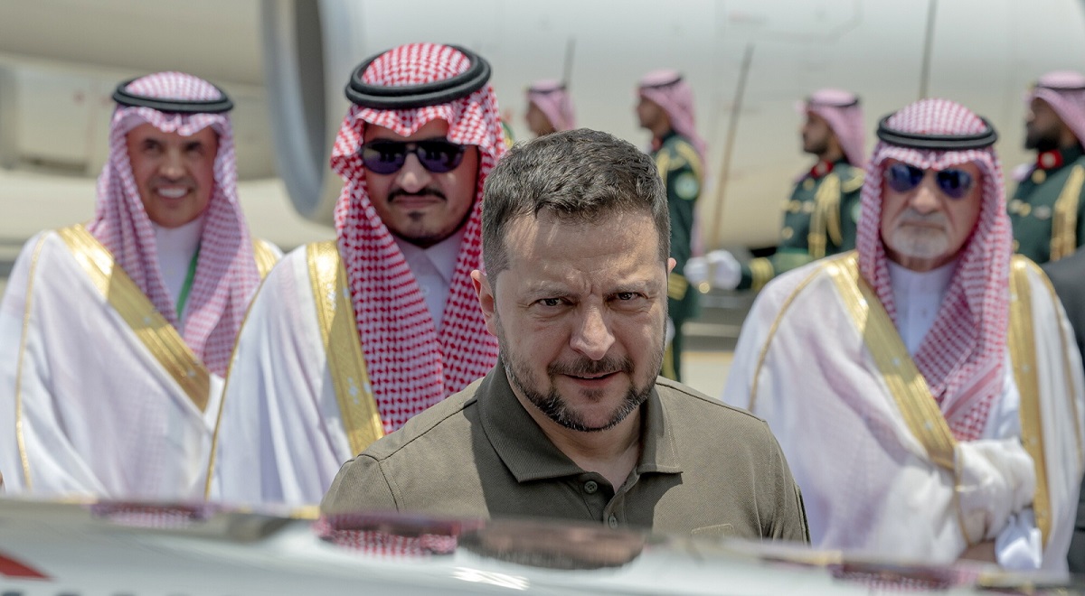 Зеленский: Россия слаба, мы побеждаем ее даже тогда, когда у нее в руках больше оружия