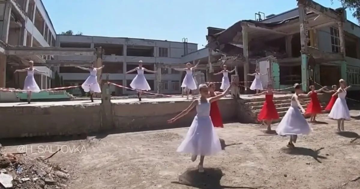 В Харькове станцевали вальс на развалинах разбомбленной РФ школы: видео