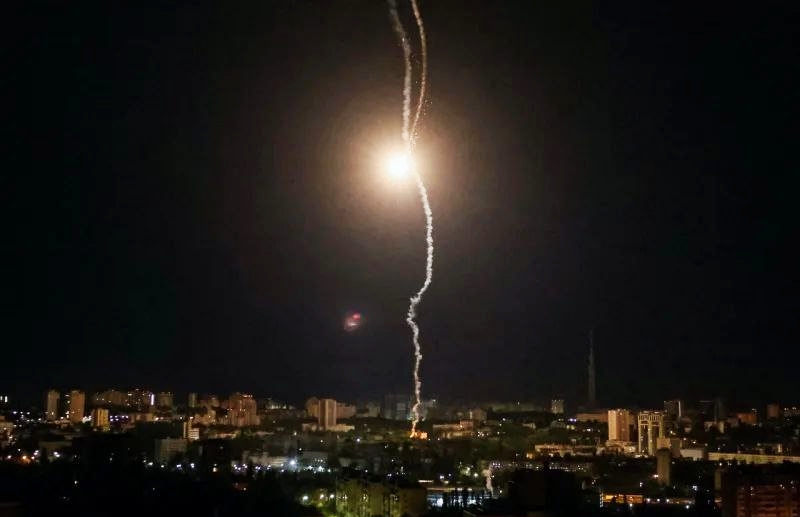Оккупанты атаковали дронами и ракетами: силы ПВО сбили ночью над Киевом 30 воздушных целей