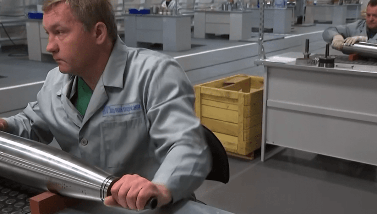 "Мировая практика": Лукашенко показали, как в Беларуси собирают вручную снаряды для Градов