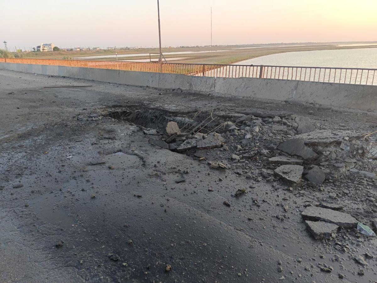 ❗️По Чонгарскому мосту нанесен удар, движение транспорта перекрыто: ВСУ прокомментировали удар по мосту в Чонгаре