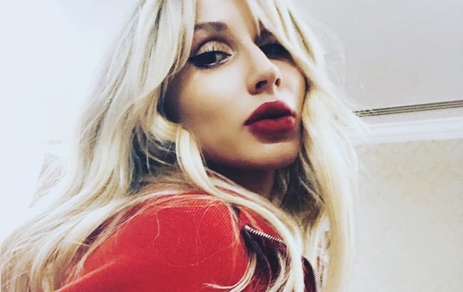 Кто тебе дал деньги?: Лобода в Харькове унизила девушку, которая вышла с плакатом против нее (Видео)