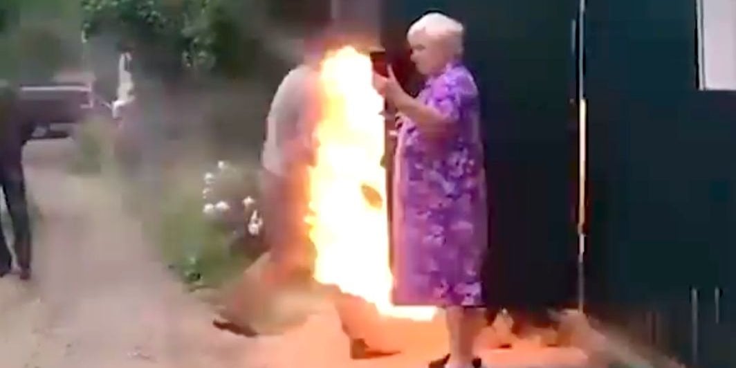 Гарпуном и огнеметом. Взбунтовавшийся россиянин пробил шею чиновницы и поджег соседа из-за бытового конфликта (Видео)