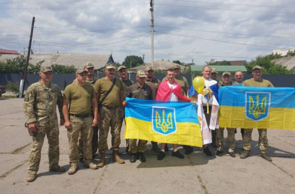 15 месяцев провели в плену: видео возвращения в Украину защитников острова Змеиный