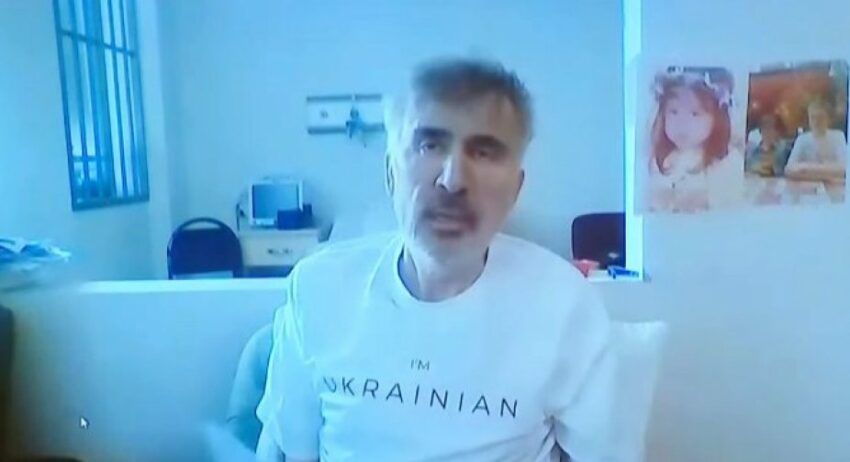 Грузинские власти заявили, что польский врач пытался унести анализ Саакашвили, спрятав его в ботинок. Видео