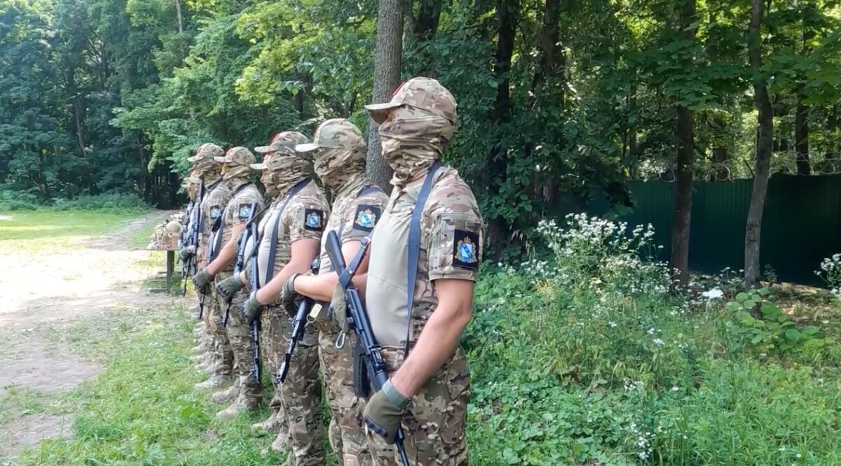 На фоне атак: Теробороне в двух приграничных областях РФ начали раздавать оружие