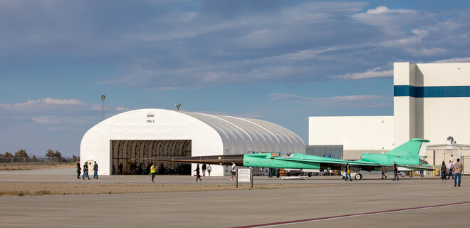 В США показали "тихий" сверхзвуковой самолет NASA X-59. Он как из фантастического фильма