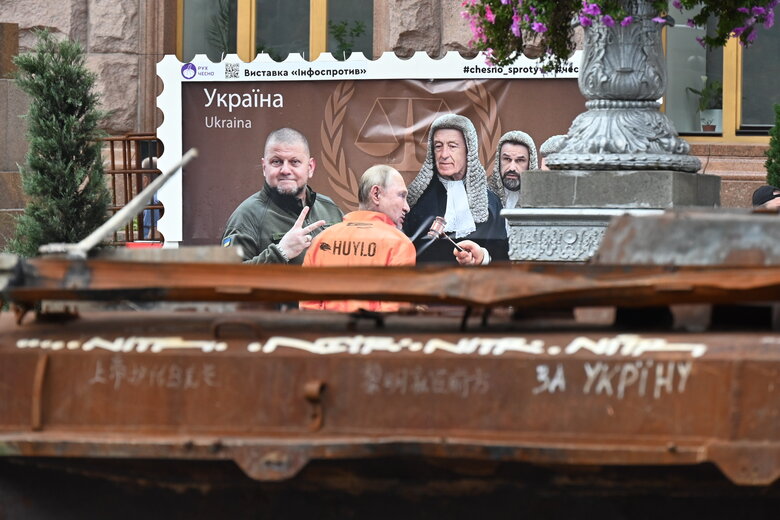 В Киеве обустраивают "парад" подбитой техники оккупантов: фоторепортаж из центра столицы