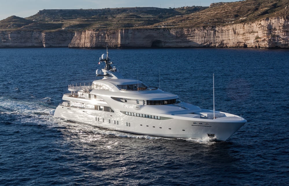 Соратники Навального показали суперяхту Путина, которая избежала ареста и смогла обойти санкции